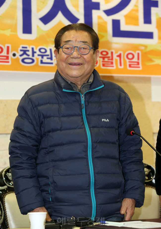 방송인 송해가 지난 22일 오후 서울 종로 국일관에서 ‘송해 빅쇼 시즌3-영원한 유랑청춘’ 기자간담회가 열고 포즈를 취하고 있다. [박해묵 기자/mook@heraldcorp.com]