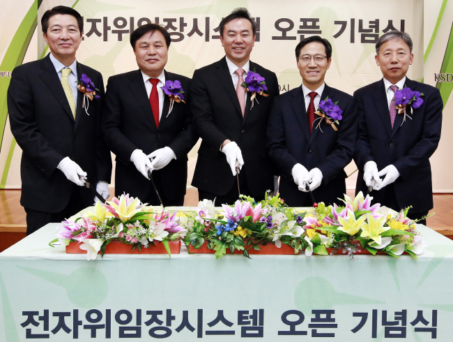 <YONHAP PHOTO-1497> 예탁결제원, 전자위임장 시스템 오픈 기념식 (서울=연합뉴스) 22일 서울 여의도 한국예탁결제원 사옥에서 열린 전자위임장시스템 오픈 기념식에서 이신기 신한금융지주 부사장(왼쪽부터), 김진규 상장회사협의회 상근부회장, 유재훈 한국예탁결제원 사장, 김원식 코스닥협회 상근부회장, 류성곤 한국거래소 유가증권시장본부장보가 기념 케이크 커팅을 하고 있다. 전자투표 제도는 상법에 따라 주주가 주주총회장을 가지 않고 인터넷 전자투표시스템에 접속해 의결권을 행사하는 제도를 말한다. 2015.1.22 << 한국예탁결제원 제공 >> photo@yna.co.kr/2015-01-22 13:34:04/ <저작권자 ⓒ 1980-2015 ㈜연합뉴스. 무단 전재 재배포 금지.>
<YONHAP PHOTO-1497> 예탁결제원, 전자위임장 시스템 오픈 기념식 (서울=연합뉴스) 22일 서울 여의도 한국예탁결제원 사옥에서 열린 전자위임장시스템 오픈 기념식에서 이신기 신한금융지주 부사장(왼쪽부터), 김진규 상장회사협의회 상근부회장, 유재훈 한국예탁결제원 사장, 김원식 코스닥협회 상근부회장, 류성곤 한국거래소 유가증권시장본부장보가 기념 케이크 커팅을 하고 있다. 전자투표 제도는 상법에 따라 주주가 주주총회장을 가지 않고 인터넷 전자투표시스템에 접속해 의결권을 행사하는 제도를 말한다. 2015.1.22 << 한국예탁결제원 제공 >> photo@yna.co.kr/2015-01-22 13:34:04/ <저작권자 ⓒ 1980-2015 ㈜연합뉴스. 무단 전재 재배포 금지.>