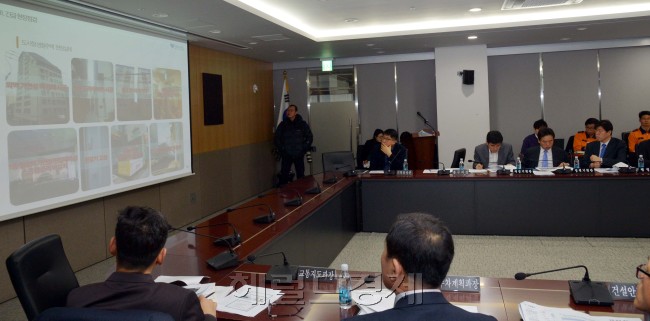 서울시는 23일 오전 신청사 기획상황실에서 최근 전국적으로 발생하는 여러 화재사고와 관련해 화재 종합비상대책 회의를 열고 화재 취약지역에 대한 대책 토론을 하고 있다.<br />김명섭 기자 msiron@heraldcorp.com
서울시는 23일 오전 신청사 기획상황실에서 최근 전국적으로 발생하는 여러 화재사고와 관련해 화재 종합비상대책 회의를 열고 화재 취약지역에 대한 대책 토론을 하고 있다.
김명섭 기자 msiron@heraldcorp.com