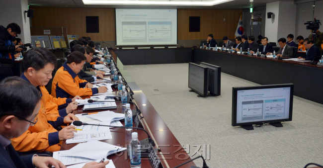 서울시는 23일 오전 신청사 기획상황실에서 최근 전국적으로 발생하는 여러 화재사고와 관련해 화재 종합비상대책 회의를 열고 화재 취약지역에 대한 대책 토론을 하고 있다.<br />김명섭 기자 msiron@heraldcorp.com
서울시는 23일 오전 신청사 기획상황실에서 최근 전국적으로 발생하는 여러 화재사고와 관련해 화재 종합비상대책 회의를 열고 화재 취약지역에 대한 대책 토론을 하고 있다.
김명섭 기자 msiron@heraldcorp.com
박원순 서울시장은 23일 오전 신청사 기획상황실에서 최근 전국적으로 발생하는 여러 화재사고와 관련, 화재 종합비상대책 회의를 열었다.  김명섭 기자/msiron@
