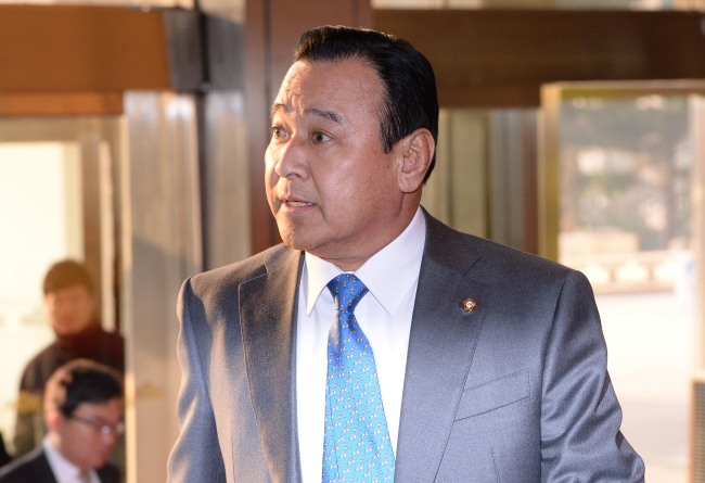 이완구 새누리당원내대표가 23일 오전 국회 원내대표실로 출근을 하고 있다.이길동기자.gdlee@heraldcorp.com
이완구 새누리당원내대표가 23일 오전 국회 원내대표실로 출근을 하고 있다.이길동기자.gdlee@heraldcorp.com