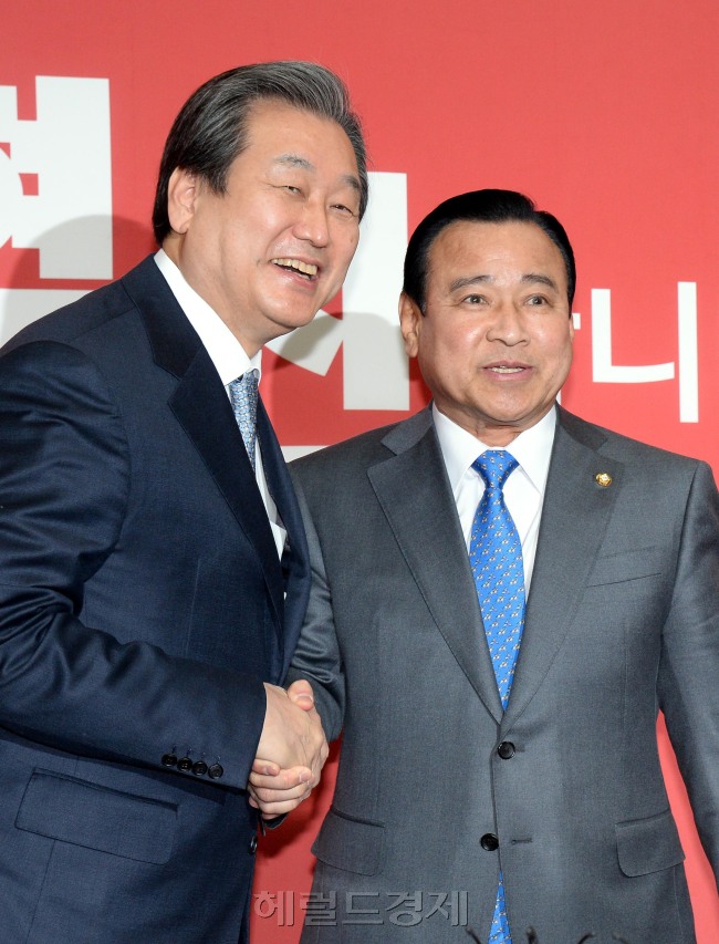 김무성 새누리당 대표가 23일 오후  새 총리로 내정된후  대표실은 찾은 이완구 원내대표와 환하게 웃으며 인사를 하고 있다.  [이길동 기자/gdlee@heraldcorp.com]