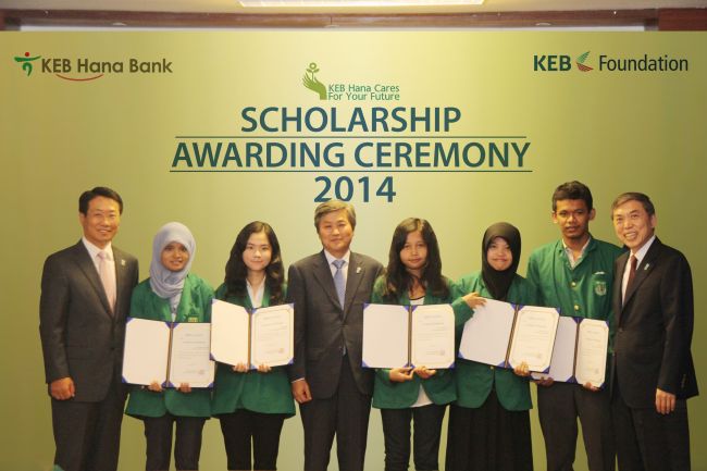 Jin Seong-oh (fourth from left), director of the KEB Foundation, stands with scholarship recipients at the 2014 Indonesia Korea Exchange Bank Scholarship Award Ceremony on Oct. 20.   KEB