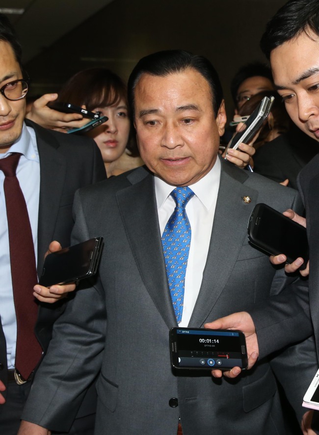 새 총리로 지명된  이완구새누리당 원내대표가 총리 지명과 관련한 기자간담회 직후 취재진의 질의에 답하고 있다.<br />이길동기자.gdlee@heraldcorp.com
새 총리로 지명된  이완구새누리당 원내대표가 총리 지명과 관련한 기자간담회 직후 취재진의 질의에 답하고 있다.
이길동기자.gdlee@heraldcorp.com
