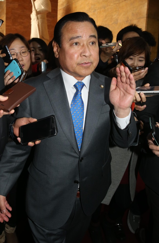 새 총리로 지명된  이완구새누리당 원내대표가 총리 지명과 관련한 기자간담회 직후 취재진의 질의에 답하고 있다.<br />이길동기자.gdlee@heraldcorp.com
새 총리로 지명된  이완구새누리당 원내대표가 총리 지명과 관련한 기자간담회 직후 취재진의 질의에 답하고 있다.
이길동기자.gdlee@heraldcorp.com