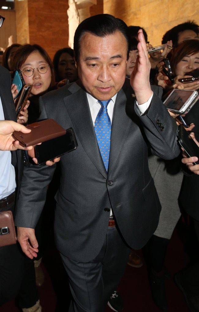 새 총리로 지명된  이완구새누리당 원내대표가 총리 지명과 관련한 기자간담회 직후 취재진의 질의에 답하고 있다.<br />이길동기자.gdlee@heraldcorp.com
새 총리로 지명된  이완구새누리당 원내대표가 총리 지명과 관련한 기자간담회 직후 취재진의 질의에 답하고 있다.
이길동기자.gdlee@heraldcorp.com