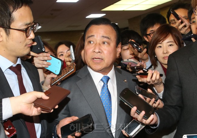 새 총리로 지명된  이완구새누리당 원내대표가 총리 지명과 관련한 기자간담회 직후 취재진의 질의에 답하고 있다.<br />이길동기자.gdlee@heraldcorp.com
새 총리로 지명된  이완구새누리당 원내대표가 총리 지명과 관련한 기자간담회 직후 취재진의 질의에 답하고 있다.
이길동기자.gdlee@heraldcorp.com