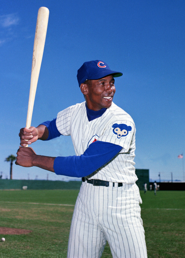 <YONHAP PHOTO-0321> FILE - In this 1968 file photo, Chicago Cubs' Ernie Banks poses with a baseball bat. The Cubs announced Friday night, Jan. 23, 2015, that Banks had died. He was 83. (AP Photo/File)/2015-01-24 13:48:34/ <저작권자 ⓒ 1980-2015 ㈜연합뉴스. 무단 전재 재배포 금지.>
Ernie Banks in 1968.   AP-Yonhap