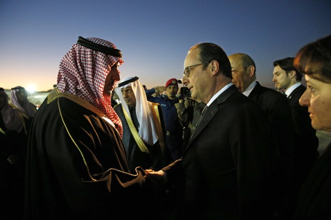 French President Hollande, (right) is welcomed by the governor of Riyadh province, Turki bin Abdullah al-Saud on his arrival, Saturday.   AP-Yonhap
