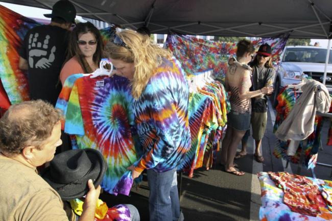 Grateful Dead fans shop for tie-dye T-shirts in the parking lot of the Forum before a Dead concert in the Inglewood section of Los Angeles.    AP-Yonhap