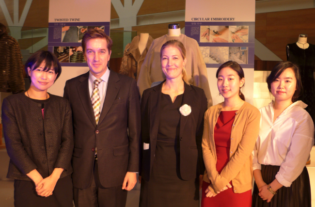 Danish Minister for Higher Education and Science Sofie Carsten Nielsen (center) poses with Danish Ambassador to Korea Thomas Lehmann (second from left) and students from Seoul National University at the “Future Fur” fashion show at the university’s Museum of Art last Tuesday.
Joel Lee/The Korea Herald