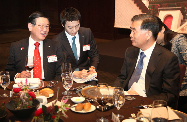 Kumho Asiana Group CEO Park Sam-koo (left) and Chinese vice premier Wang Yang hold a meeting hosted by the Federation of Korean Industries in Seoul on Saturday.   Yonhap