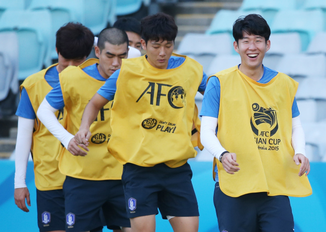 <YONHAP PHOTO-1120> 손흥민 '동작이 너무 재미있어요' (시드니=연합뉴스) 임헌정 기자 = 2015 AFC(아시아축구연맹) 아시안컵 준결승 이라크와의 경기를 하루 앞둔 한국 축구대표팀의 손흥민이 25일 호주 시드니의 스타디움 오스트레일리아에서 공식 훈련을 하며 몸을 풀던 중 환하게 웃고 있다. 2015.1.25 kane@yna.co.kr/2015-01-25 16:36:06/ <저작권자 ⓒ 1980-2015 ㈜연합뉴스. 무단 전재 재배포 금지.>
Son Heung-min (right) and the Korean national soccer team train in Sydney, Australia, Sunday.   Yonhap