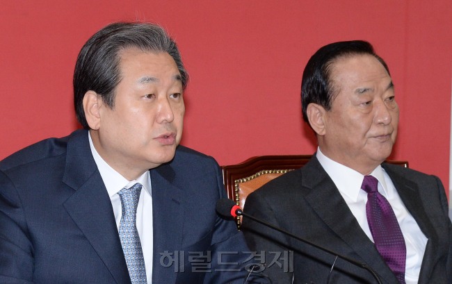 김무성(왼쪽) 새누리당 대표가 26일 오전 국회에서 열린 최고위원회의에서 모두발언을 하고 있다. 이날 회의에서 김 대표는 차기원내대표 경선에서 “원내대표 선출 과정에서 당내 분열의 모습이나 계파를 운운하는 목소리는 절대 나와서는 안 된다. 당 대표는 절대 중립임을 선언한다”고 못박았다. [이길동 기자/gdlee@heraldcorp.com]