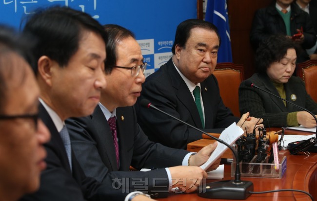 김성곤 새정치민주연합 비상대책위원이 26일 오전 국회에서 열린 비상대책위원회의에서 모두발언을 하고 있다.  [이길동 기자/gdlee@heraldcorp.com]