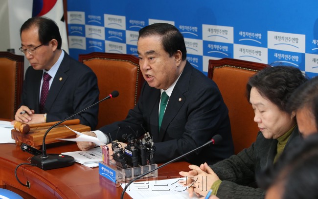 문희상 새정치민주연합 비상대책위원장이 26일 오전 국회에서 열린 비상대책위원회의에서 모두발언을 하고 있다.  [이길동 기자/gdlee@heraldcorp.com]