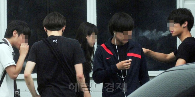 문제아로 낙인찍혀 학교 밖으로 쫓겨난 28만명의 청소년들이 관리 사각지대에 놓여있다. 이들은 어른들의 무관심속에 사회에 대한 분노를 키우며 잠재적ㆍ위협적 범죄자로 전락하고 있어 시급한 대책 마련이 요구된다.  [김명섭 기자/msiron@heraldcorp.com]