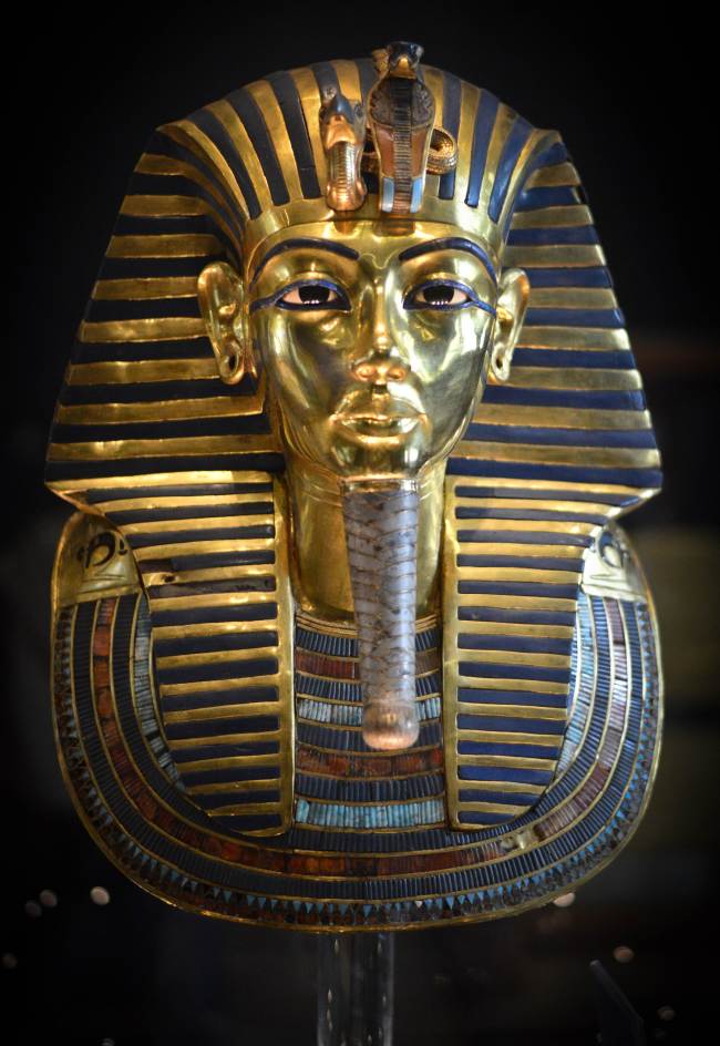 <YONHAP PHOTO-0012> A picture taken on January 23, 2015 shows the burial mask of Egyptian Pharaoh Tutankhamun, who ruled Egypt from 1334 to 1325 BC, at the Cairo museum in the Egyptian capital. An Egyptian conservation group said it would sue the antiquities minister over a 'botched' repair of the mask of Tutankhamun that left a crust of dried glue on the priceless relic. AFP PHOTO / MOHAMED EL-SHAHED../2015-01-24 01:05:20/ <저작권자 ⓒ 1980-2015 ㈜연합뉴스. 무단 전재 재배포 금지.>
The mask of Tutankhamun. AFP-Yonhap