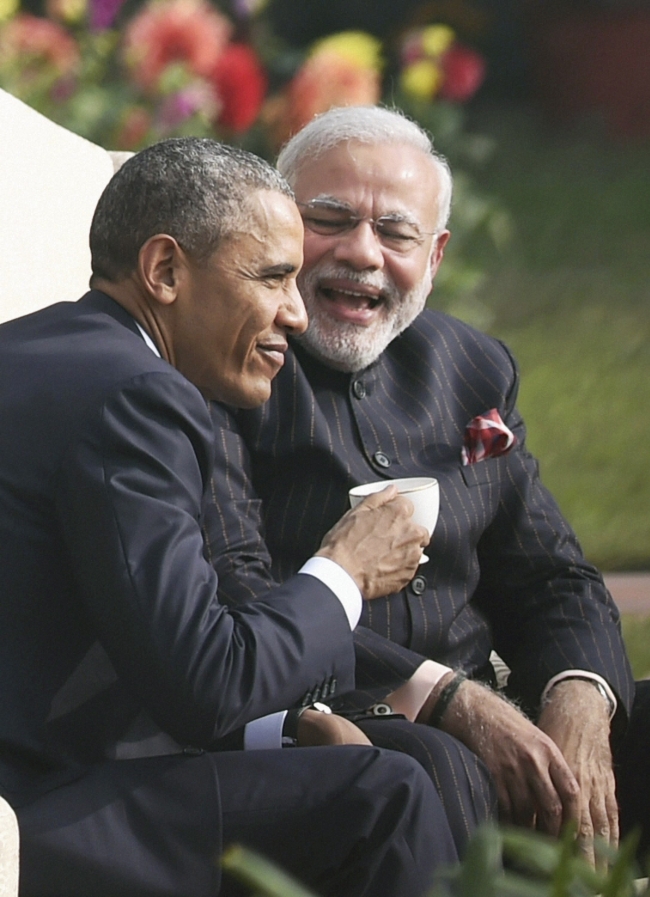 U.S. President Barack Obama (left) and Indian Prime Minister Narendra Modi share a lighter moment over tea in the gardens of Hyderabad House in New Delhi on Sunday.   AP-Yonhap