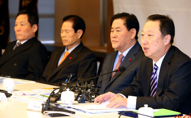 KCCI president Park Yong-maan (right) speaks at a policy meeting with Finance Minister Choi Kyung-hwan (second from right) in Seoul on Monday.   Yonhap