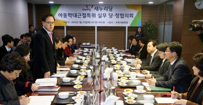 27일 오전 국회의원회관에서 열린  정부와 새누리당 아동학대근절특위 실무 당.정협의회 참석한 이명수 새누리당 아동학대근절특위부위원장이 인사말을 하고 있다.<br />특위는 이날 간담회에서 그동안 특위 위원들이 방문한 어린이집의 실태와 현장 목소리를 정부에 전달하고, 정부로부터 관련 대책안을 보고받았다.<br /> 회의에는 새누리당에선 이명수 특위 부위원장을 비롯해 신의진 의원 등 특위 위원들이 <br />정부 측에서는 장옥주 보건복지부 차관과 권용현여성가족부 차관을 비롯한 실무관계자들이 참석했다.이길동기자.gdlee@heraldcorp.com
27일 오전 국회의원회관에서 열린  정부와 새누리당 아동학대근절특위 실무 당.정협의회 참석한 이명수 새누리당 아동학대근절특위부위원장이 인사말을 하고 있다.
특위는 이날 간담회에서 그동안 특위 위원들이 방문한 어린이집의 실태와 현장 목소리를 정부에 전달하고, 정부로부터 관련 대책안을 보고받았다.
회의에는 새누리당에선 이명수 특위 부위원장을 비롯해 신의진 의원 등 특위 위원들이
정부 측에서는 장옥주 보건복지부 차관과 권용현여성가족부 차관을 비롯한 실무관계자들이 참석했다.이길동기자.gdlee@heraldcorp.com