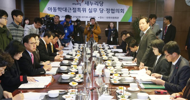 27일 오전 국회의원회관에서 열린  정부와 새누리당 아동학대근절특위 실무 당.정협의회 참석한 권용현 여성가족부차관이 인사말을 하고 있다. 특위는 이날 간담회에서 그동안 특위 위원들이 방문한 어린이집의 실태와 현장 목소리를 정부에 전달하고, 정부로부터 관련 대책안을 보고받았다. 회의에는 새누리당에선 이명수 특위 부위원장을 비롯해 신의진 의원 등 특위 위원들이 정부 측에서는 장옥주 보건복지부 차관과 권용현여성가족부 차관을 비롯한 실무관계자들이 참석했다.   [이길동 기자/gdlee@heraldcorp.com]