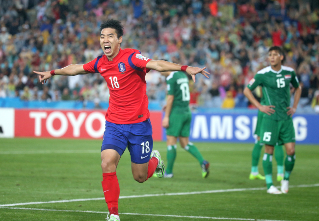 Korea’s Lee Jeong-hyeop celebrates his goal against Iraq on Monday.   Yonhap
Korea’s Lee Jeong-hyeop celebrates his goal against Iraq on Monday.   Yonhap