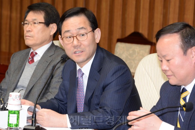 주호영 새누리당 정책위의장이 27일 오전 국회에서 열린 원내대책회의에서 모두발언을 하고 있다.  [이길동 기자/gdlee@heraldcorp.com]