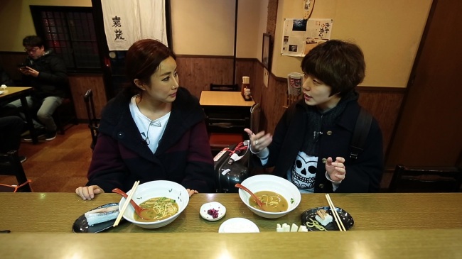 Comedian Ahn Young-mi (right) and North Korean defector Lee Eun-hye eat Japanese ramen in Shirahama, Japan, during the first episode of the travel variety show “Hiking Together.”   Beyond Donga