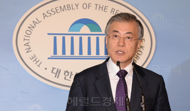 문재인 새정치민주연합 당 대표후보가 27일 오전 국회 정론관에서 경제관련 기자회견을 하고 있다.  [이길동 기자/gdlee@heraldcorp.com]