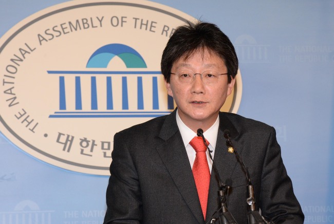 유승민 새누리당 의원이 27일 오전 국회 정론관에서  당 원내대표 출마기자회견을 하고 있다.이길동기자.gdlee@heraldcorp.com
유승민 새누리당 의원이 27일 오전 국회 정론관에서  당 원내대표 출마기자회견을 하고 있다.이길동기자.gdlee@heraldcorp.com