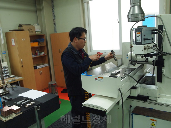 한 근로자가 전기차(EV)용 2차전지 및 스마트폰용 리튬-이온 배터리를 생산하는데 사용되는 정밀금형 커터를 생산하고 있다. [신동윤 기자/realbighead@heraldcorp.com]