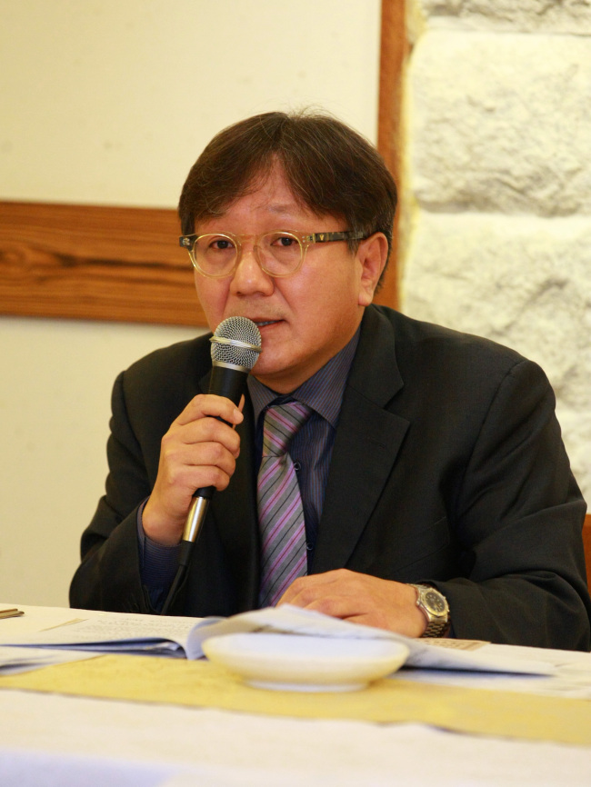 Song Sung-gak, president of KOCCA, speaks at a press conference in Seoul on Tuesday.   KOCCA