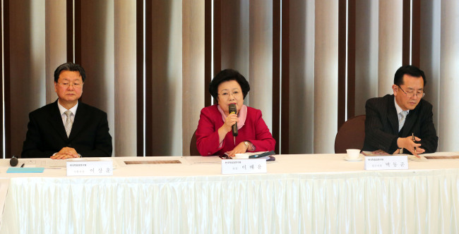 Lee Bae-yong, president of the Academy of Korean Studies (center), speaks during a news conference in Seoul on Tuesday. Yonhap