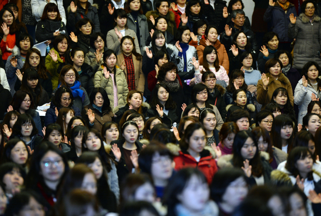 Childcare workers swear an oath at an anti-abuse training program held in Seoul on Jan. 22. (Yonhap)
