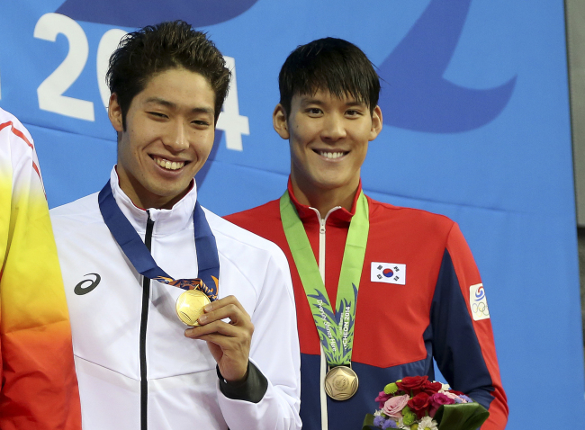 File photo shows Park Tae-hwan posing after winning the bronze medal in men's 200 freestyle race on Sept. 21 at the Incheon Asian Games. (Yonhap)