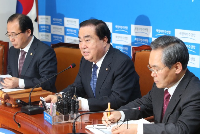 문희상 새정치민주연합 비상대책위원장 이 28일 오전 국회에서 열린 비상대책위원회의에서 모두발언을 하고 있다.이길동기자.gdlee@heraldcorp.com
문희상 새정치민주연합 비상대책위원장 이 28일 오전 국회에서 열린 비상대책위원회의에서 모두발언을 하고 있다.이길동기자.gdlee@heraldcorp.com
새정치민주연합 문희상 비상대책위원장이 28일 당대표회의실에서 열린 비상대책위원회의에서 정부의 지방교부금 개혁 방침에 대해 “미래를 포기하는 것”이라고 질타했다.  이길동 기자/gdlee@heraldcorp.com
