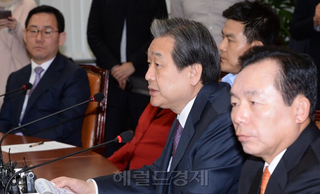 김무성 새누리당대표가 28일 오전 국회에서 열린 최고중진연석회의에서 모두발언을 하고 있다.이길동기자.gdlee@heraldcorp.com
김무성 새누리당대표가 28일 오전 국회에서 열린 최고중진연석회의에서 모두발언을 하고 있다.이길동기자.gdlee@heraldcorp.com