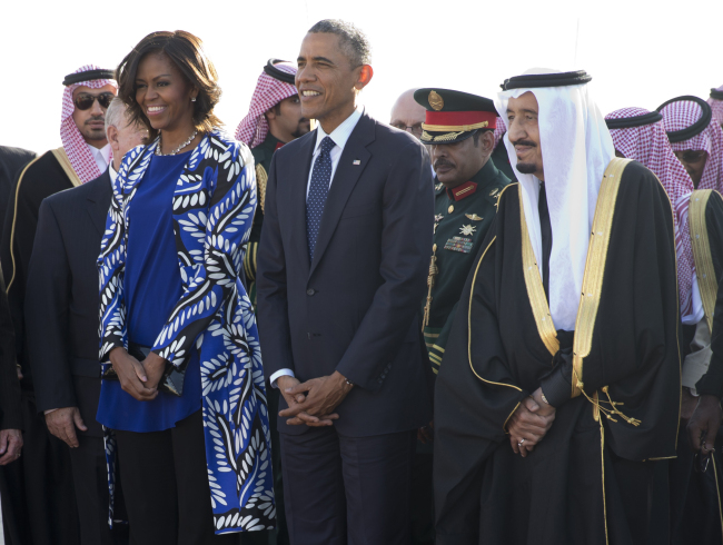President Barack Obama and first lady Michelle Obama stand with new Saudi King Salman bin Abdul Aziz at King Khalid International Airport, in Riyadh, Saudi Arabia, Tuesday.   AP-Yonhap