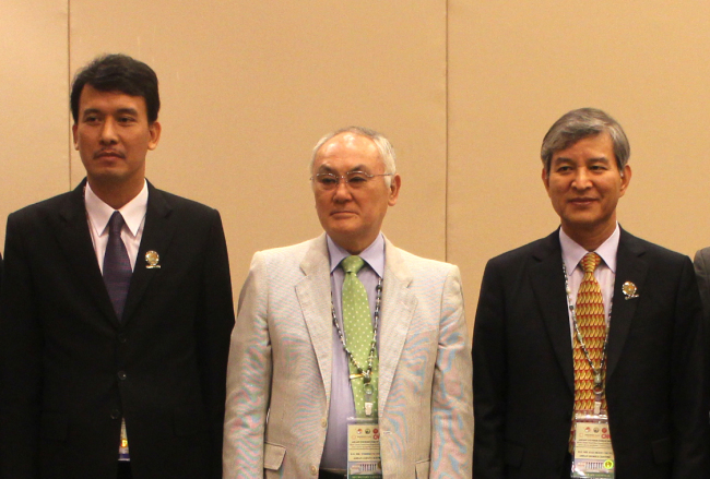 Chung Hae-moon (right), secretary-general of ASEAN-Korea Center, poses with Yoshikuni Ohnishi (center), secretary-general of ASEAN-Japan Center, and Purnajaya Tri, ASEAN-China Center director of education, culture and tourism division, during their meeting in Naypyidaw, Myanmar, Sunday. ASEAN-Korea Center