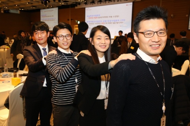 LG CNS employees pose at the firm’s mentoring program for new workers.   LG CNS