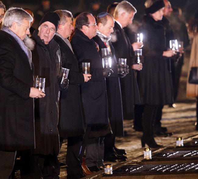epa04589249 Austrian President Heinz Fischer (2-L) and French President Francois Hollande (4-L) light candle at the International Monument to the Victims of Fascism at the former Nazi-German concentration and extermination camp KL Auschwitz II-Birkenau as part of the 70th anniversary of the liberation of the former Nazi-German concentration and extermination camp KL Auschwitz-Birkenau, in Oswiecim-Brzezinka, Poland, 27 January 2015. The International Holocaust Remembrance Day on 27 January marks the liberation of the biggest German Nazi death camp, Auschwitz, by Red Army on 27 January 1945. EPA/ANDRZEJ GRYGIEL POLAND OUT
Austrian President Heinz Fischer (second from left) and French President Francois Hollande (fourth from left) light candle at the International Monument to the Victims of Fascism on Tuesday.   EPA-Yonhap