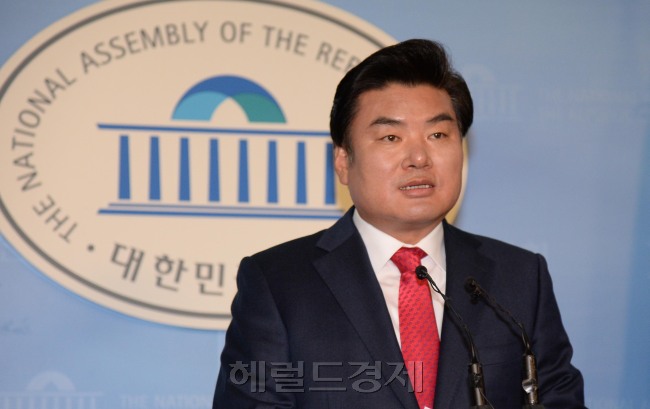 원유철 새누리당 의원이   28일 오후 국회정론관에서 유승민 의원과 함께 손을 잡고 정책위의장에 도전한다는 기자회견을 하고 있다.이길동기자.gdlee@heraldcorp.com
원유철 새누리당 의원이   28일 오후 국회정론관에서 유승민 의원과 함께 손을 잡고 정책위의장에 도전한다는 기자회견을 하고 있다.이길동기자.gdlee@heraldcorp.com
