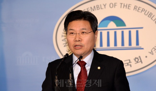 홍문종 새누리당의원이   28일 오후 국회정론관에서  이주영 의원과 함께 손을 잡고 정책위의장에 도전한다는 기자회견을 하고 있다.이길동기자.gdlee@heraldcorp.com
홍문종 새누리당의원이   28일 오후 국회정론관에서  이주영 의원과 함께 손을 잡고 정책위의장에 도전한다는 기자회견을 하고 있다.이길동기자.gdlee@heraldcorp.com