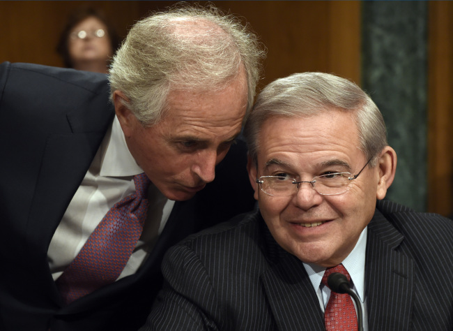 Sen. Robert Menendez (right) and Sen. Bob Corker talk on Capitol Hill in Washington D.C., Tuesday, before the start of the committee’s hearing on Iran sanctions.   AP-Yonhap