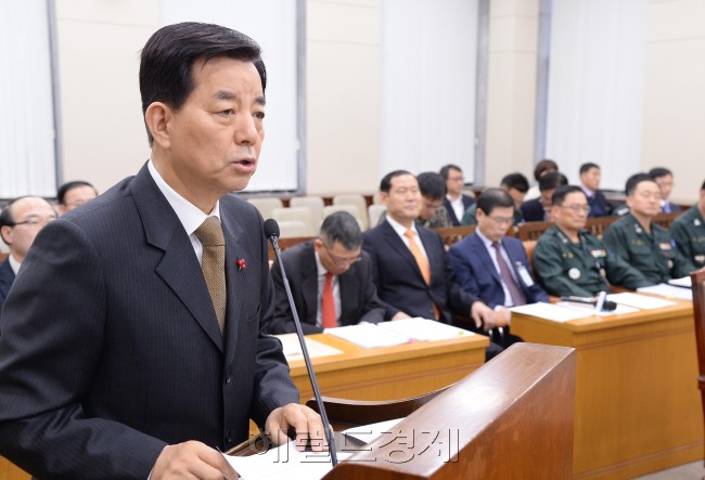 한민구 국방부장관이 29일 오전 국회에서 열린 군 인권개선 및 병영문화혁신 특별위원회 전체회의에 참석해 '민.관.군 병영문화혁신위원회'권고안에 대한 국방부 검토결과을 보고 하고있다.이길동기자.gdlee@heraldcorp.com
한민구 국방부장관이 29일 오전 국회에서 열린 군 인권개선 및 병영문화혁신 특별위원회 전체회의에 참석해 '민.관.군 병영문화혁신위원회'권고안에 대한 국방부 검토결과을 보고 하고있다.이길동기자.gdlee@heraldcorp.com