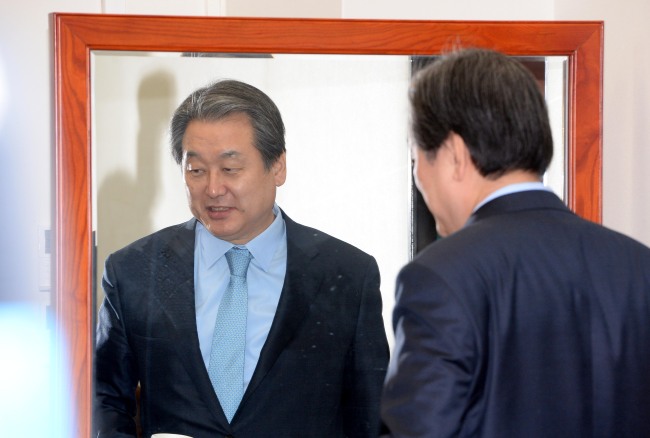 김무성 새누리당 대표가 29일 오전 국회에서 열린 최고위원회의에 참석하기위해 회의장에 들어오고 있다.이길동기자.gdlee@heraldcorp.com
김무성 새누리당 대표가 29일 오전 국회에서 열린 최고위원회의에 참석하기위해 회의장에 들어오고 있다.이길동기자.gdlee@heraldcorp.com
