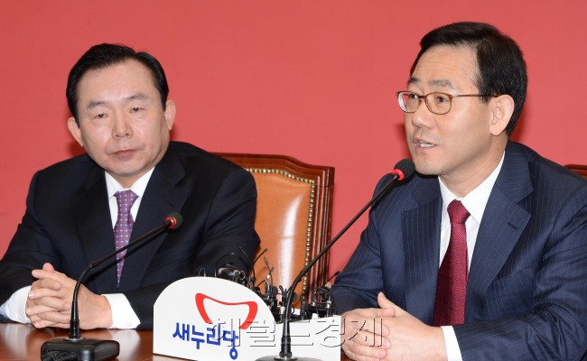 주호영 새누리당 정책위의장이 29일 오전 국회에서 열린 최고위원회의에서 모두발언을 하고 있다.이길동기자.gdlee@heraldcorp.com
주호영 새누리당 정책위의장이 29일 오전 국회에서 열린 최고위원회의에서 모두발언을 하고 있다.이길동기자.gdlee@heraldcorp.com