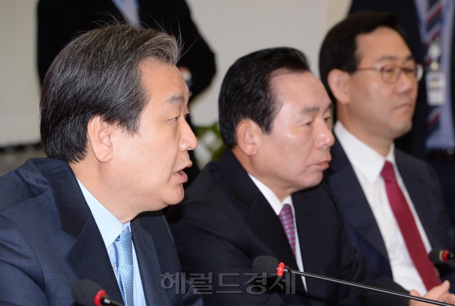 김무성 새누리당 대표가 29일 오전 국회에서 열린 최고위원회의에서 모두발언을 하고 있다.이길동기자.gdlee@heraldcorp.com
김무성 새누리당 대표가 29일 오전 국회에서 열린 최고위원회의에서 모두발언을 하고 있다.이길동기자.gdlee@heraldcorp.com