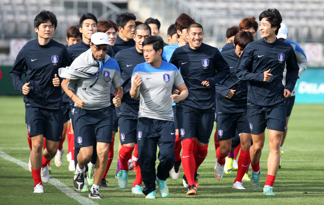 The Korean national soccer team trains in Sydney, Australia, ahead of its AFC Asian Cup final clash.   Yonhap